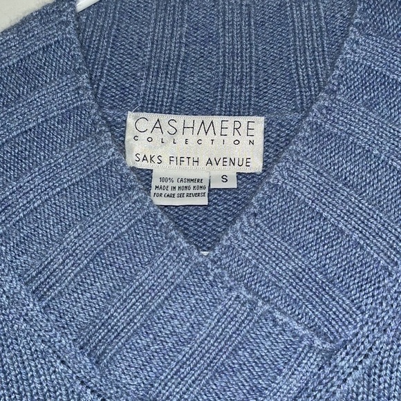 100% Cashmere Sweater Saks, Fifth Avenue size Small  V-Neck in Sky Blue - Picture 4 of 5